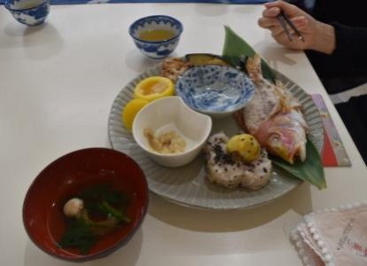 豪華絢爛なランチを提供