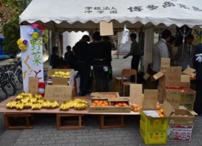 ３年A組：「野菜屋」野菜と果物販売、みかんの詰め放題