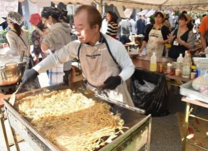 おふくろ食堂で焼きそばを作る川島久男事務長