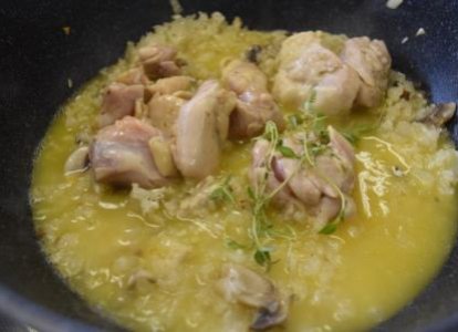 オレンジジュースなど入れて炒めます。強火で水分がなくなるまで炒めます。