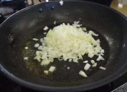みじん切りにした玉ねぎを炒めます。