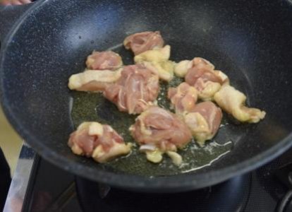 まずオリーブオイルで鶏肉を炒めます。