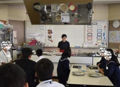 食育コース、調理実習「チキンのパエリア」池田圭子先生