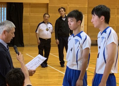 表彰状を授与される河野陽向主将。