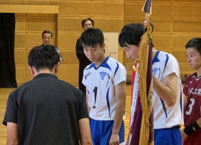 優勝旗を授与される堀正太君。
