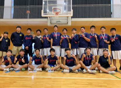 優勝メダルを胸に記念撮影！