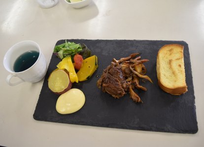 左はハーブティです。