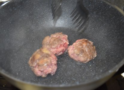 「牛こま肉の赤ワイン煮」を調理