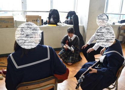 部活動体験「軽音楽部」<br>ベースを弾くコツを教えています