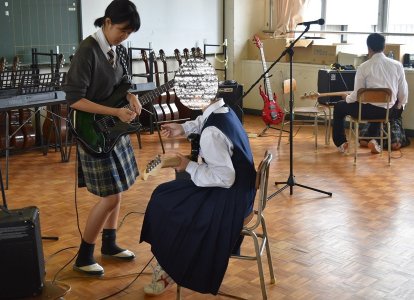 部活動体験「軽音楽部」<br>在校生のギター講座