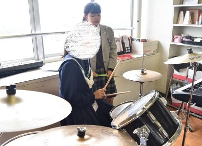 部活動体験「軽音楽部」  <br>在校生がドラム８ビートを教えています