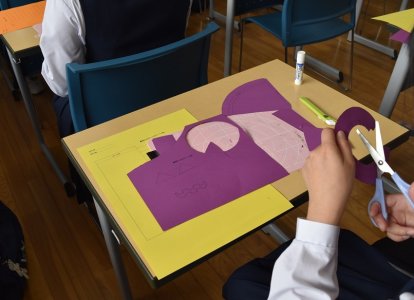 型になる画用紙を切っていきます