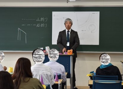社会総合学科保育福祉コース  <br>工作「ジャックオーランタン」恵利先生