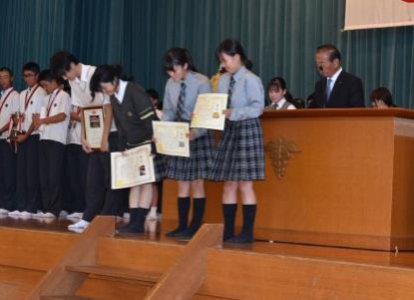 沖学園高等学校美術部（社会総合学科グラフィックデザインコース生）  <br>暴力追放イメージポスターコンクール