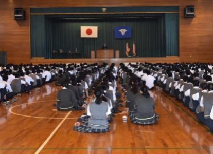 現在、制服は中間服です