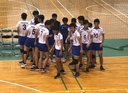 ミーティングを行う古藤直毅先生。