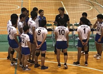 2回戦を前にミーティングを行う大地文隆監督。