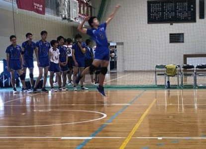 藤本寅覇君（普通科特進プレミアムコース２年）のサーブ