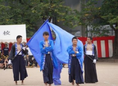 旗の間から団員登場！