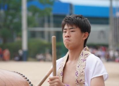 H団応援団太鼓担当：佐々木耀浩君（社会総合学科公務員コース3年）