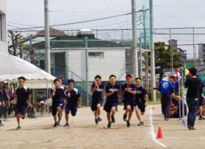 高校各学級代表生徒による「学級対抗リレー予選」男子の部