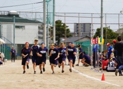 高校各学級代表生徒による「学級対抗リレー予選」女子の部
