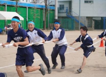 柔道帯を腰に巻きます