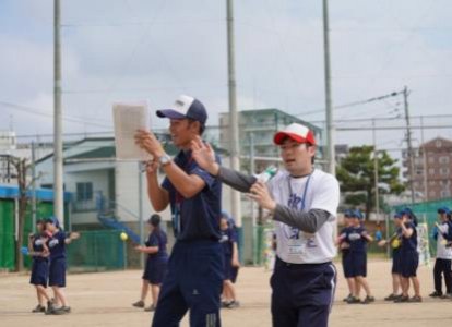 「ソロバン音頭」歌唱コンビは恩地先生（左）と古藤先生（右）