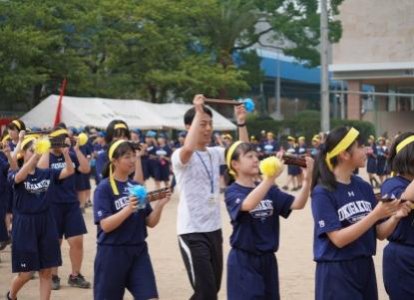 沖学園に代々伝わる伝統音頭です。一年生女子と佐々木先生