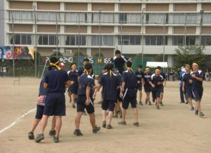 中高男子「背中渡り」