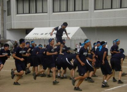 中高男子「背中渡り」