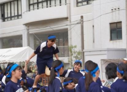 中高女子「背中渡り」