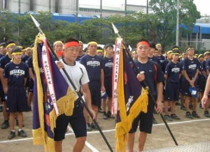 開会式「優勝旗返還」昨年優勝はR団（隆徳館・留学生）、中学校優勝は赤団。