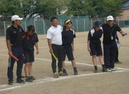 「先生と一緒（二人三脚レース）」R団は宮原先生、O団は西野先生、H団は中島先生