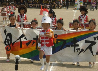 午後の部スタートは玉水幼稚園、月のうさぎ保育園マーチングドリル「レインボーパワーキッズ」