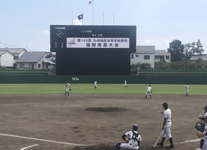 試合前の様子。試合前ノック中。中央のノッカー（ノックを打つ人）は鬼塚佳幸監督。時間は７分間と決められています。
