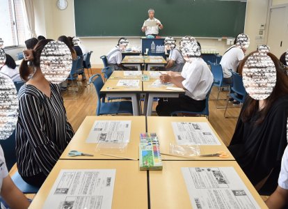 社会総合学科　保育福祉コース  <br>「スライムをつくってみよう！」恵利先生