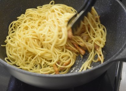 社会総合学科 食育コース  <br>調理実習「カルボナーラ」池田先生  <br>参加中学生調理中！