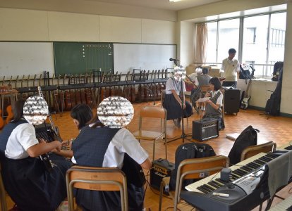 部活動体験「軽音楽部・吹奏楽部」半田先生