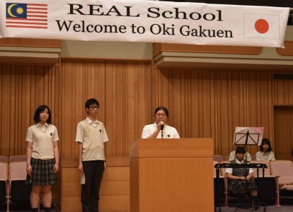 司会進行、生徒会挨拶など生徒が全て英語で行いました。隆徳館生徒会長税田遥子さん（6年アイビーコース）挨拶。