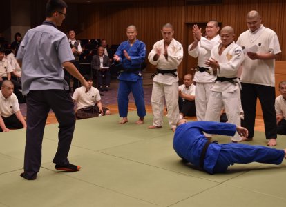 留学生も投げ技に挑戦！