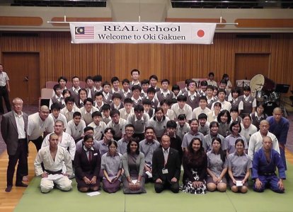 記念撮影。本日から12日間、学習だけでなく特別授業の中で両国の文化交流も行います。