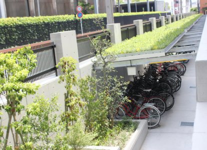自転車置き場の屋根にはグリーンプラントを設置。夏の暑い日にも無駄な蓄熱を控え、節電を促すとともに環境にも優しい施設づくりを心掛けています。