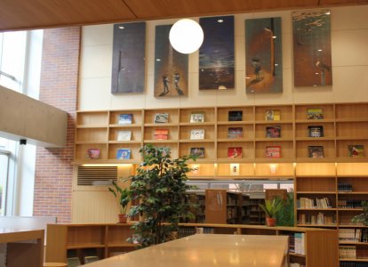 二階までの吹き抜けを持つ図書館は、生徒の読書欲を十分に満たす落ち着いた空間になっています。