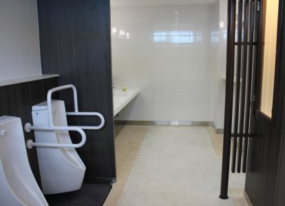トイレは校舎の中央部に設置されており、常に清潔に保たれています。